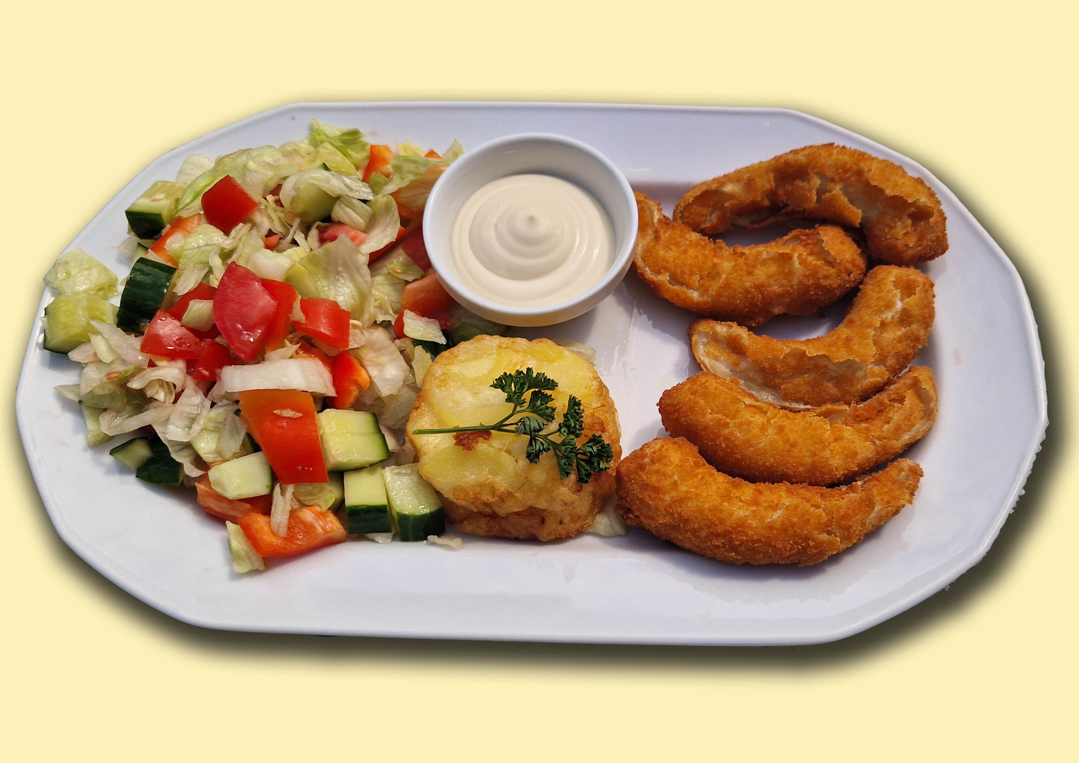 Panírozott Koktélrák, tejszínes sajtos, füszerezett burgonya gratinivel, salátával, majonéz (A,B,C,D,G) - Frittierte Cocktailkrabben, mit Käse gewürzter Kartoffelgratin, Salat, Mayonnaise - Fried cocktail crab, potato gratin seasoned with cheese, salad, mayonnaise